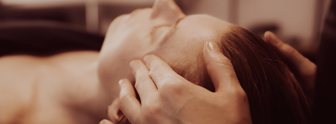 Pratiquer le massage du visage Kobido à la maison : Guide complet et conseils essentiels